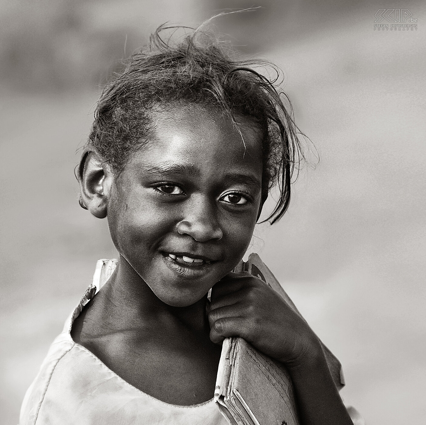 Queen Elizabeth - Katwe - Jong meisje Een jong meisje met haar schoolboeken. Stefan Cruysberghs